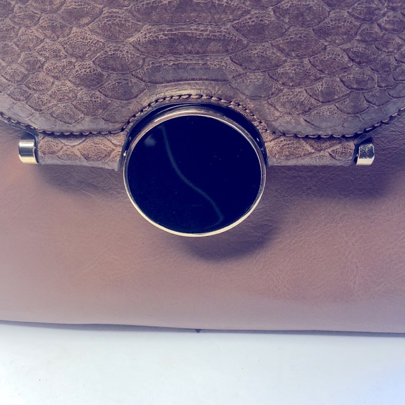 Brown Purse with Hidden closure and straps - Picture 2 of 5